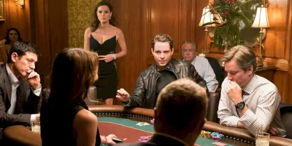 Molly se dívá na pokerovou hru v Molly