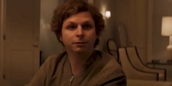 Michael Cera sedí u pokerového stolu v Molly