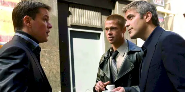 Matt Damon como Linus hablando con Brad Pitt como Rust y George Clooney como Danny en Ocean
