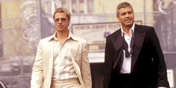 George Clooney como Danny y Brad Pitt como Rusty caminando juntos en Ocean