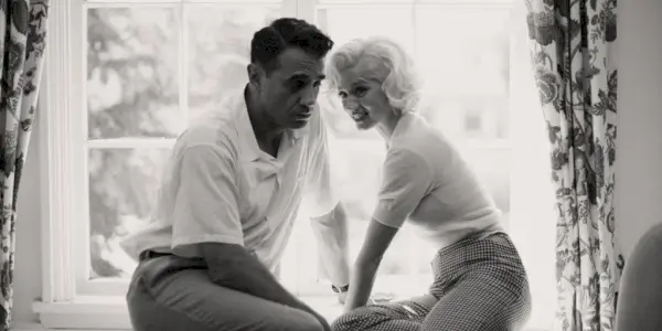Ana de Armas como Marilyn Monroe acostada en la cama en Rubia