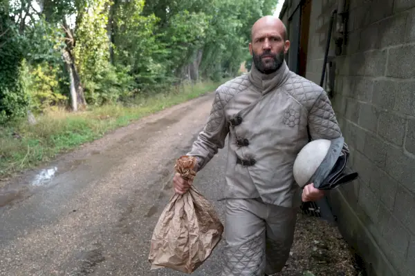 Jason Statham come argilla, l'apicoltore