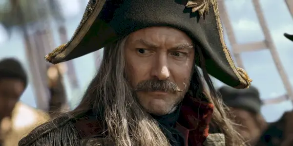 Jude Law ako kapitán Hook vo filme Peter Pan a Wendy