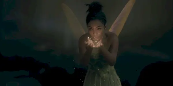 Živá akcia Tinkerbell s rozprávkovým prachom v Petrovi Panovi a Wendy
