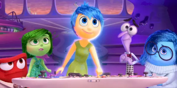 Émotions originales (Colère, Dégoût, Joie, Peur et Tristesse) sur la console dans Inside Out 2