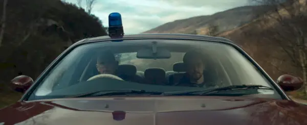 James McAvoy sitzt in einem Polizeiauto am Ende meines Sohnes