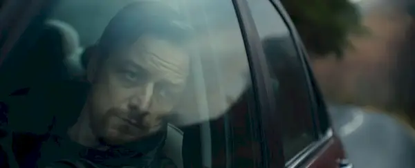 James McAvoy sitzt in einem Polizeiauto am Ende meines Sohnes
