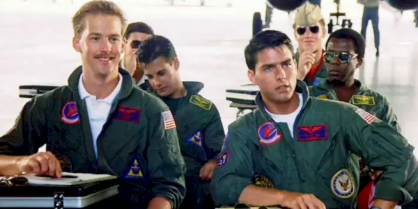 Goose e Maverick in classe in Top Gun.