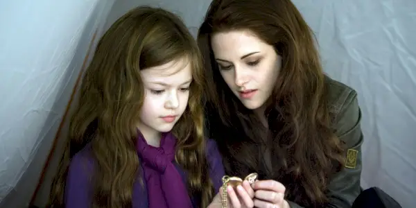 Bella s Renesmee sa pozerajú na medailón v Twilight Breaking Dawn