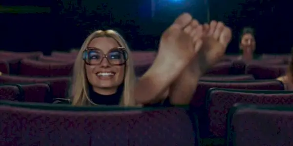 Margot Robbie stawia nogi na nogi w teatrze w Pewnego razu w Hollywood