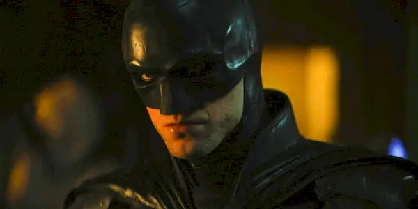 Robert Pattinson dans le rôle de Bruce Wayne déguisé dans The Batman