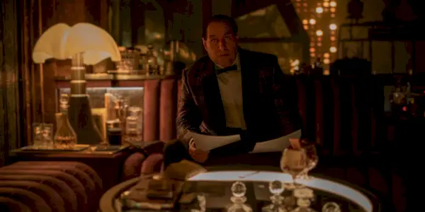 Colin Farrell dans le rôle du Pingouin dans The Batman tenant des papiers