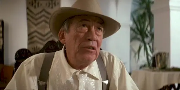 Noah Cross seduto a un tavolo a Chinatown