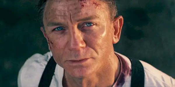 Bond sa pozerá na oblohu vo filme Nie je čas zomrieť