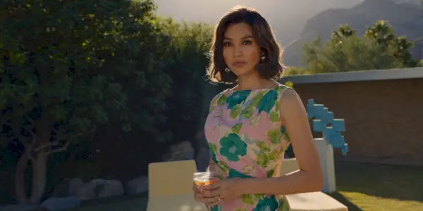 Gemma Chan dans un jardin à Don