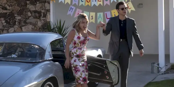 Florence Pugh se fait aider à sortir d'une voiture par Harry Styles dans Don