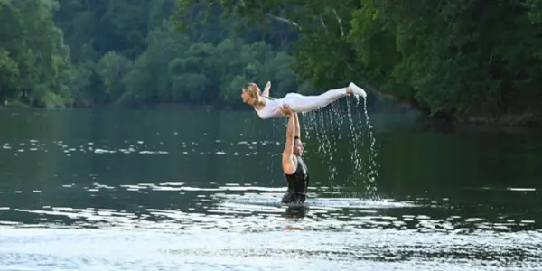 Cat Cora y Corbin Bleu haciendo el famoso levantamiento de Dirty Dancing en Dirty Dancing.