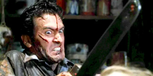 אש נלחם ב-Deadite עם מסור חשמלי ב-The Evil Dead