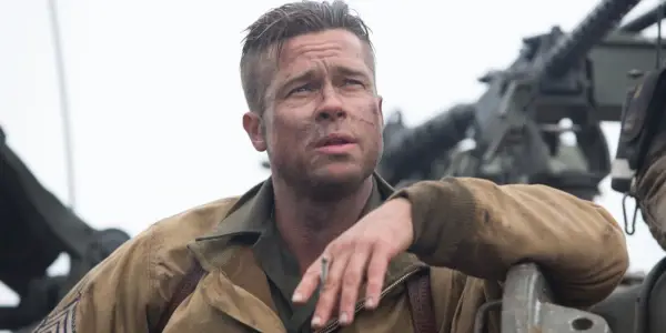 Brad Pitt fumando un cigarrillo en Furia