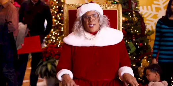 「マデア・クリスマス」でサンタクロースとして怒っているマデア