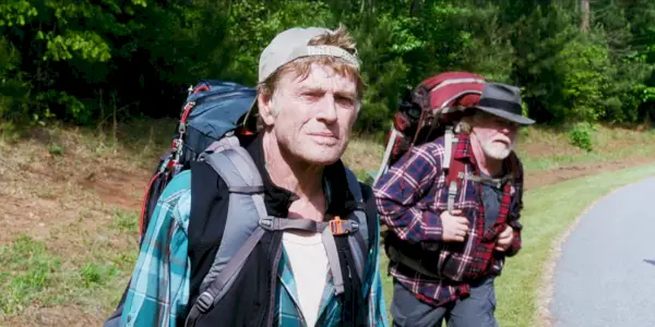 Robert Redford ako Bill Bryson a Nick Nolte ako Stephen Katz vo filme A Walk In The Woods