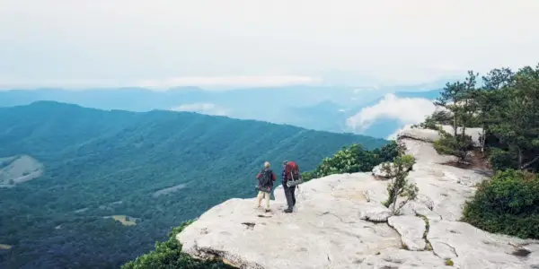 Robert Redford ako Bill Bryson a Nick Nolte ako Stephen Katz vo filme McAfee Knob vo filme A Walk In The Woods-1