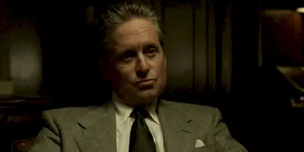 Nicholas Van Orton (Michael Douglas) vyzerá v The Game skepticky