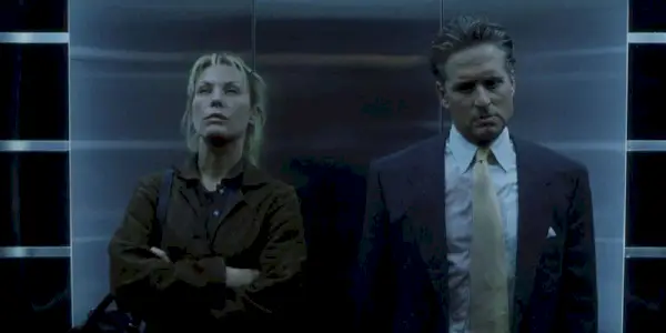 Michael Douglas a Deborah Kara Unger vo výťahu v hre The Game