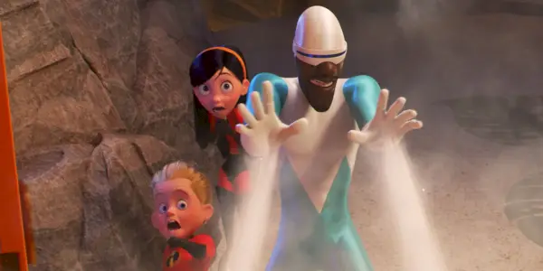 Frozone protegge Dash e Violet in Gli Incredibili 2