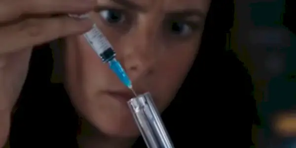 Teresa prepara un antidoto in The Death Cure
