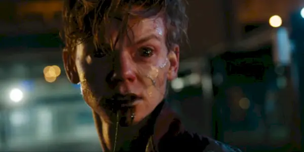 Un'immagine di Thomas che diventa Crank in The Maze Runner