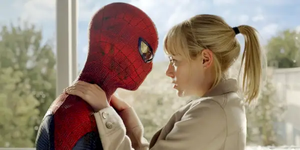Spidey y Gwen se abrazan en The Amazing Spider-Man