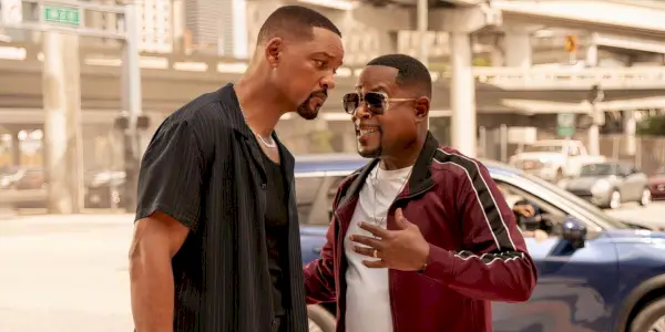 Mike Lowrey se penche vers Marcus Burnett, qui fait des gestes emphatiques, dans Bad Boys Ride or Die
