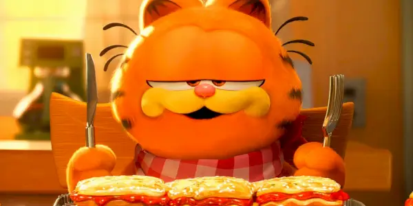 Garfield plisse les yeux en se préparant à manger des lasagnes dans le film Garfield