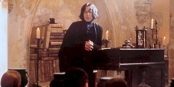 『ハリー・ポッターと魔術師』で魔法薬のクラスを教えるスネイプ役のアラン・リックマン