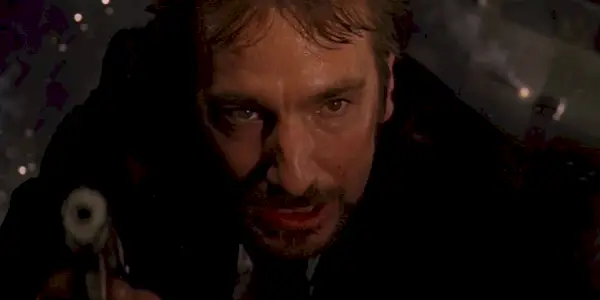 『ダイ・ハード』で窓からぶらぶらしながら銃を狙うハンス・グルーバー役のアラン・リックマン