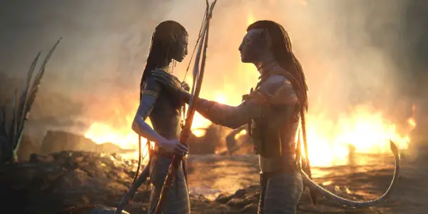 Avatar: The Way of Water에서 제이크는 불 앞에서 네이티리를 붙잡고 있습니다.