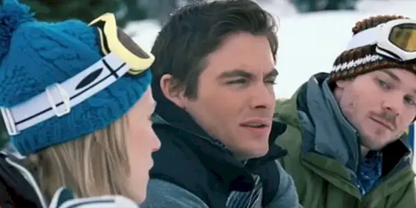 Dan (Kevin Zeger), Joe (Shawn Ashmore) e Parker (Emma Bell) inseguono sullo skilift in Frozen