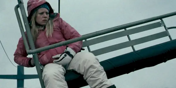 Parker (Emma Bell) spaventato sullo skilift in Frozen