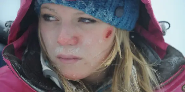 Parker (Emma Bell) spaventato sullo skilift in Frozen