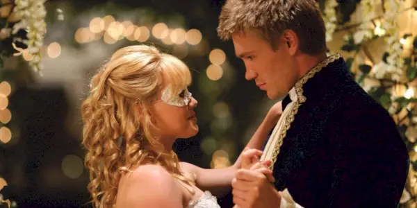 Sam et Austin dansent ensemble dans A Cinderella Story