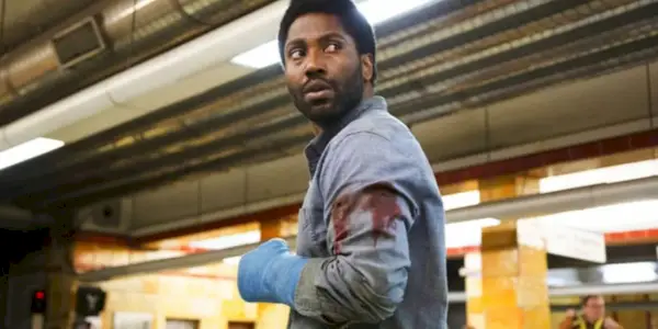 John David Washington ako Beckett vo filme Beckett