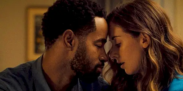 Jay Ellis i Alison Brie w „Ktoś, kogo znałem”.