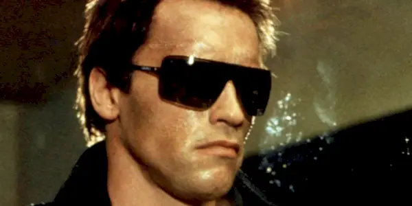 ארנולד שוורצנגר בתור ה-T-800 מסתכל הצידה ב-The Terminator.