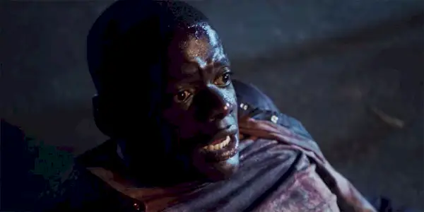 『ゲット・アウト』の最後で地面に怯えて怯えているクリス役のダニエル・カルーヤ