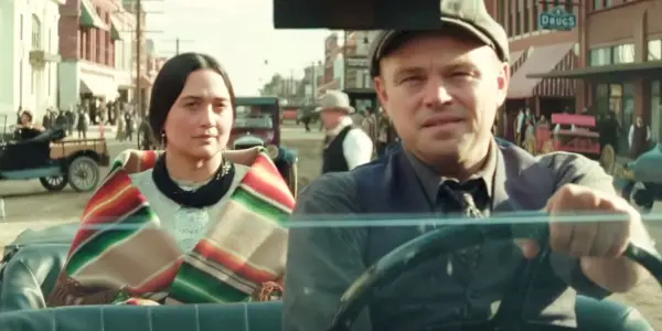 Leonardo DiCaprio og Lily Gladstone i en bil i Killers of the Flower Moon.