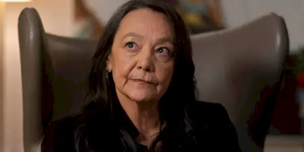 Tantoo Cardinal sitter bak et skrivebord i Stumptown