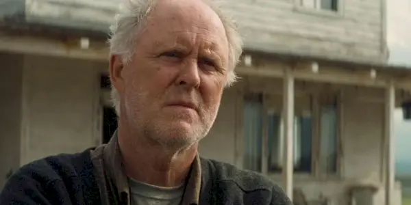 John Lithgow ser seriøs ut på en gård i Interstellar