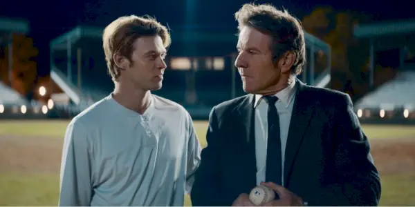 Colin Ford e Dennis Quaid em A Colina