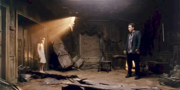 Mike Enslin (John Cusack) regarde un enfant fantôme baigné de soleil dans un alambic de 1408.